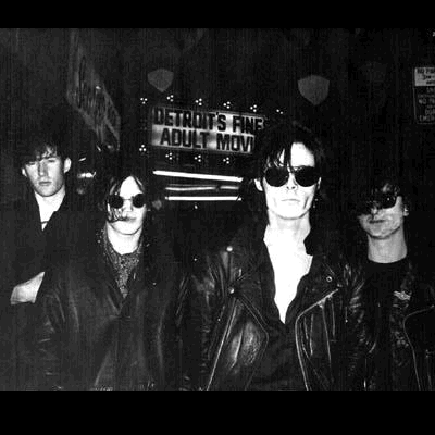 The Sisters Of Mercy - First & Last & Always kapak fotosu. Zamanında bu CD'yi Ankaralı Metalci bir arkadaşım görüp "bu ne lan KARI gibi herifler" yorumunu yapmıştı. Maalesef kendisi hala yaşıyor ama grubu çok şükür dağıldı.