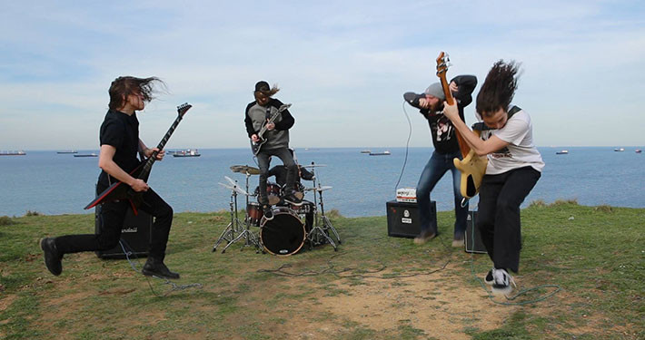 Grapes In The Mouthdan Adelein son hiti Helloya klip - Paslanmaz Kalem